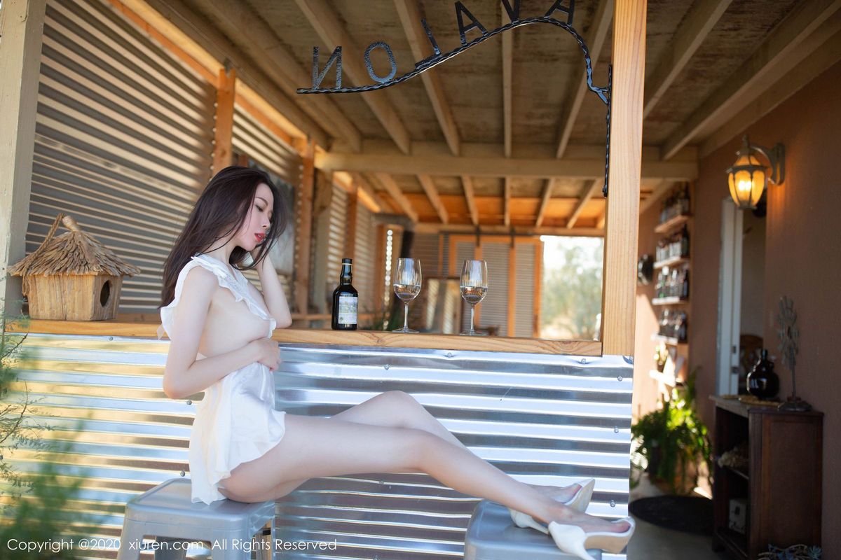 秀人网美女模特梦心玥高挑身材白色内衣美国酒吧性感旅拍