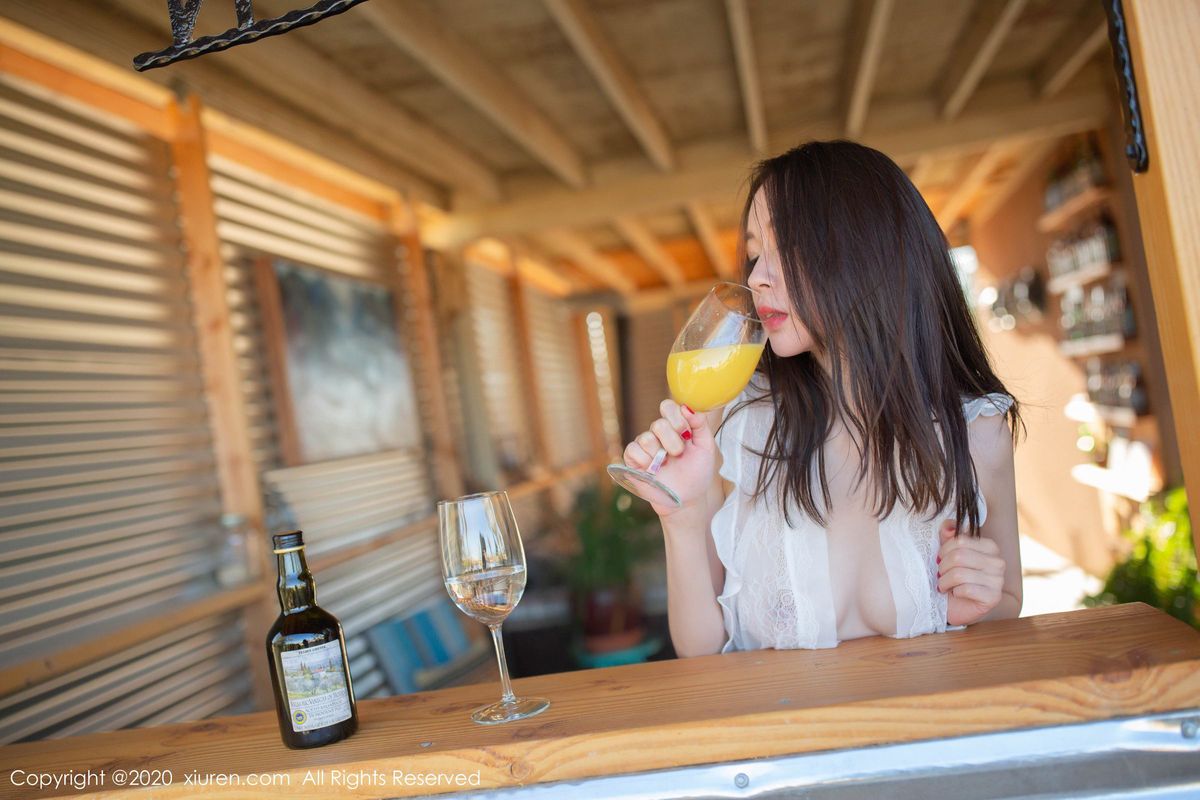 秀人网美女模特梦心玥高挑身材白色内衣美国酒吧性感旅拍