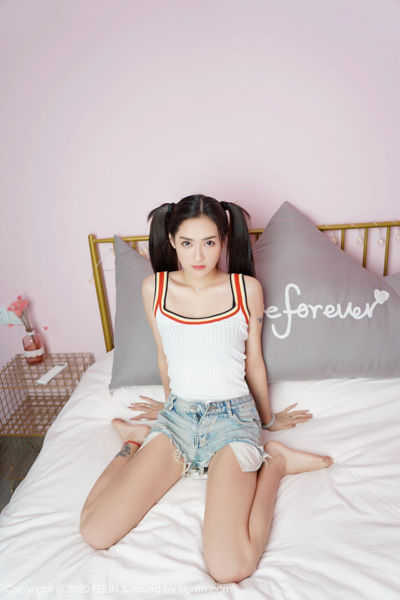 嗲囡囡新人模特刀妹双马尾牛仔热裤苗条身材首套清纯写真