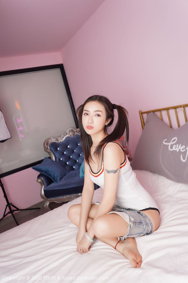 嗲囡囡新人模特刀妹双马尾牛仔热裤苗条身材首套清纯写真