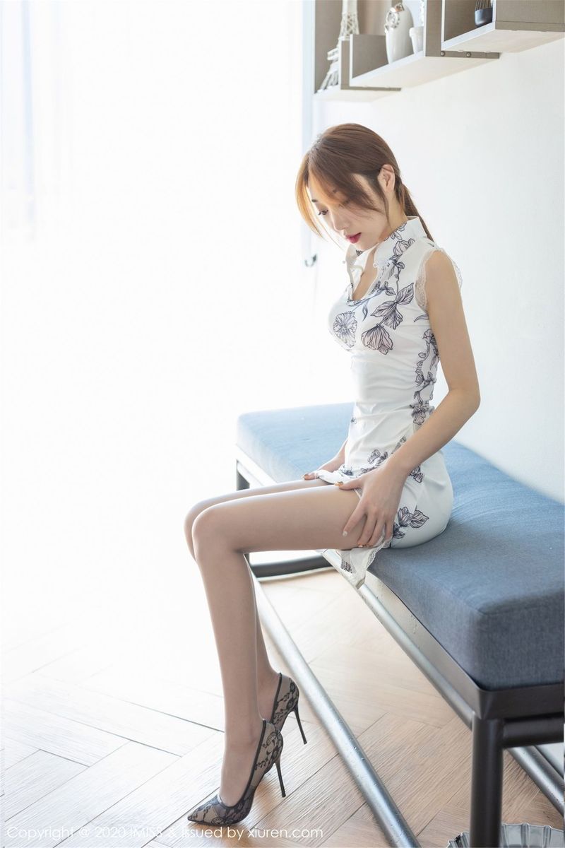 爱蜜社美女模特小九月优雅旗袍清透丝袜娇柔欲滴可人写真