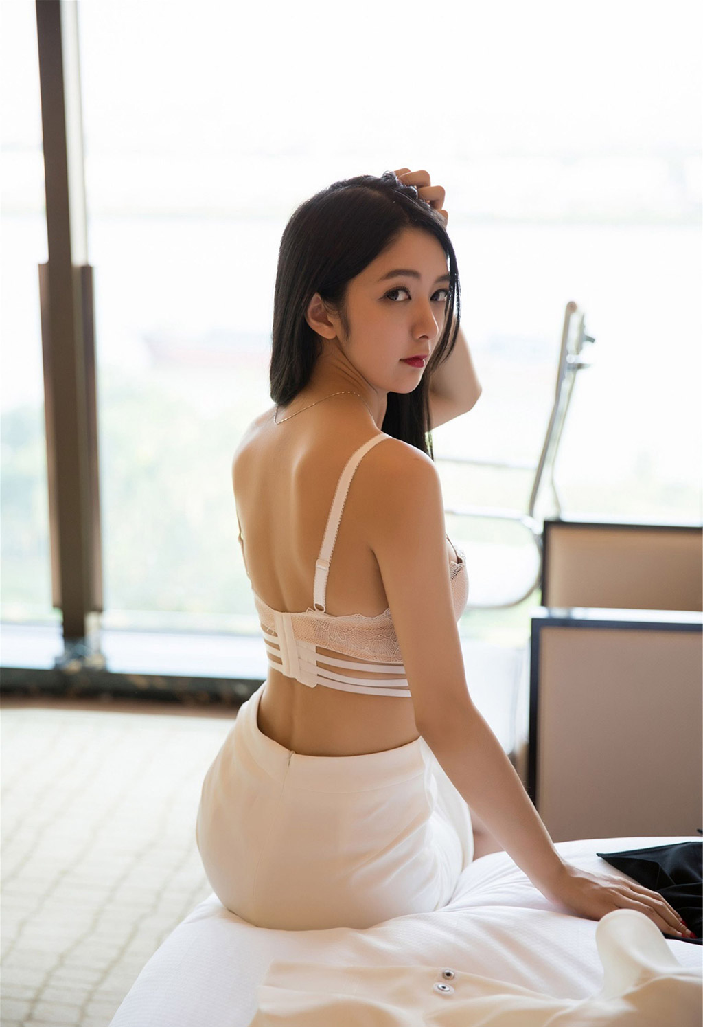 Angela喜欢猫隐约之下的丝袜美腿玉足