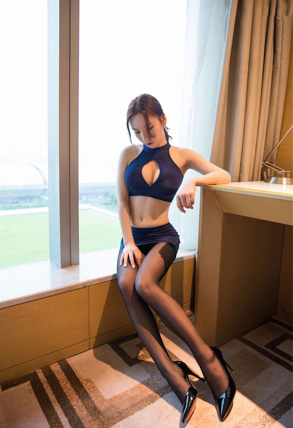 周于希Sandy蓝色短裙延伸下的黑丝魅惑