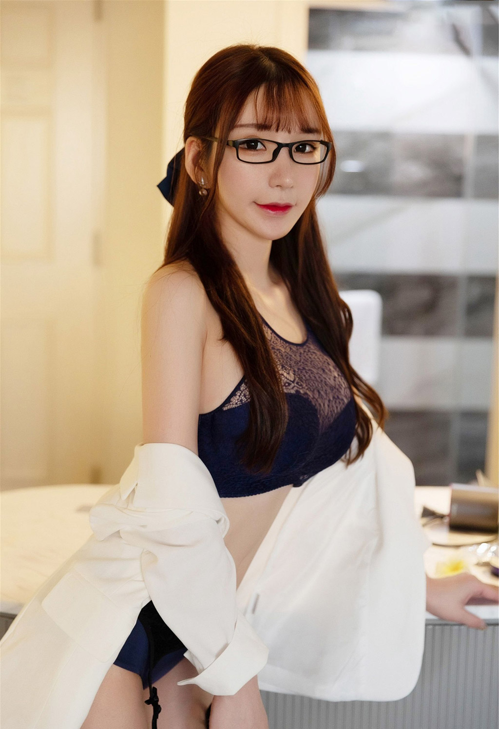 周于希Sandy白衬衫黑丝袜的完美搭配