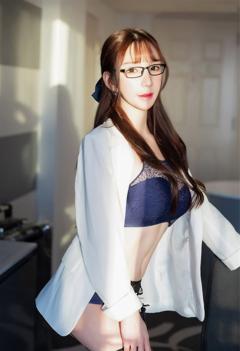 周于希Sandy白衬衫黑丝袜的完美搭配