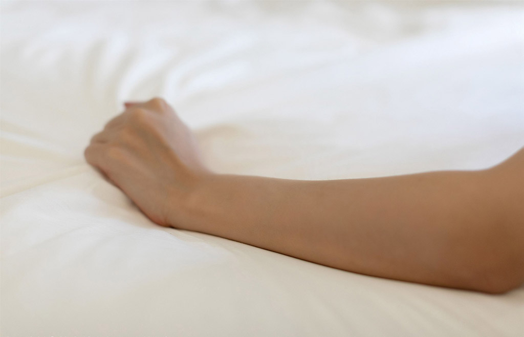 王雨纯艳红内衣下的雪白肌肤