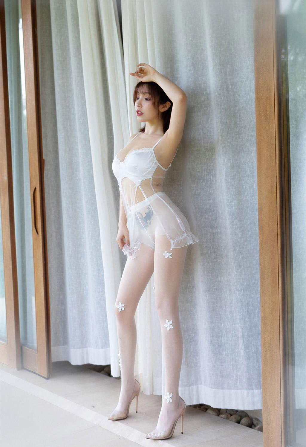 黄楽然轻薄透视的婚纱下搭配朦胧丝袜