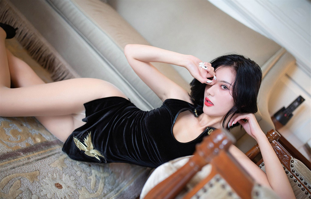 就是阿朱啊黑丝美腿翘臀诱惑