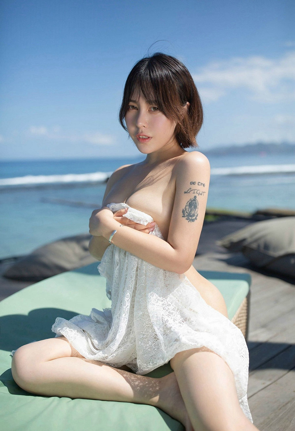 Evelyn艾莉性感激凸内衣与真空婚纱诱惑