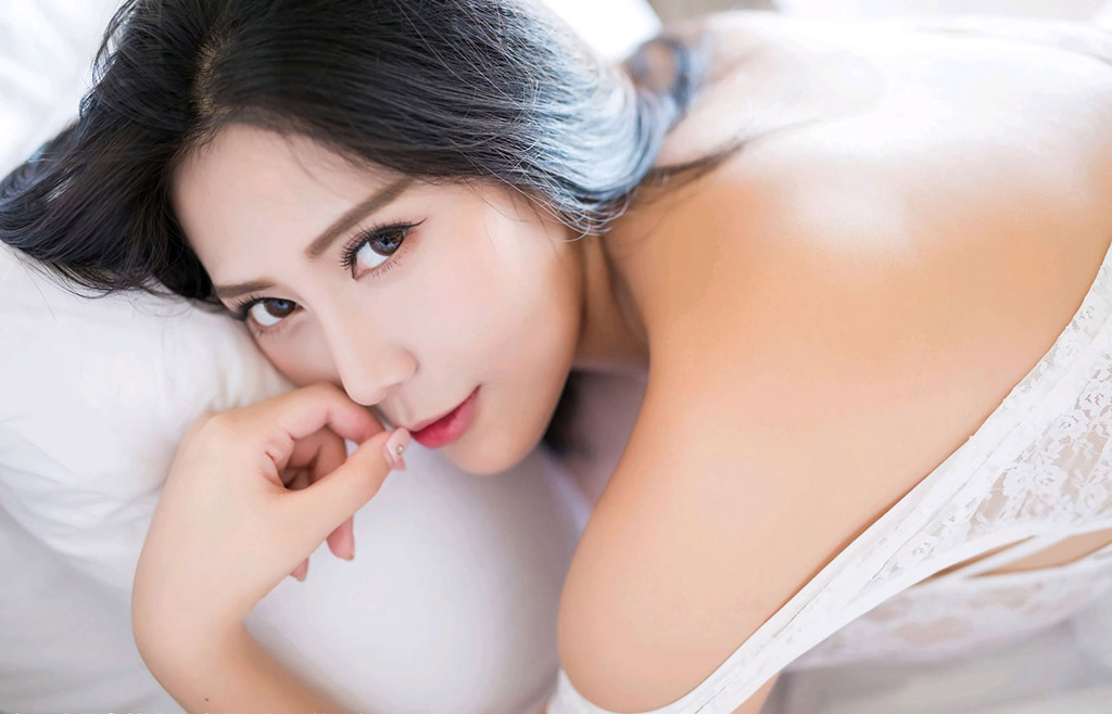 安可儿镂空内衣与浴袍下的完美巨乳