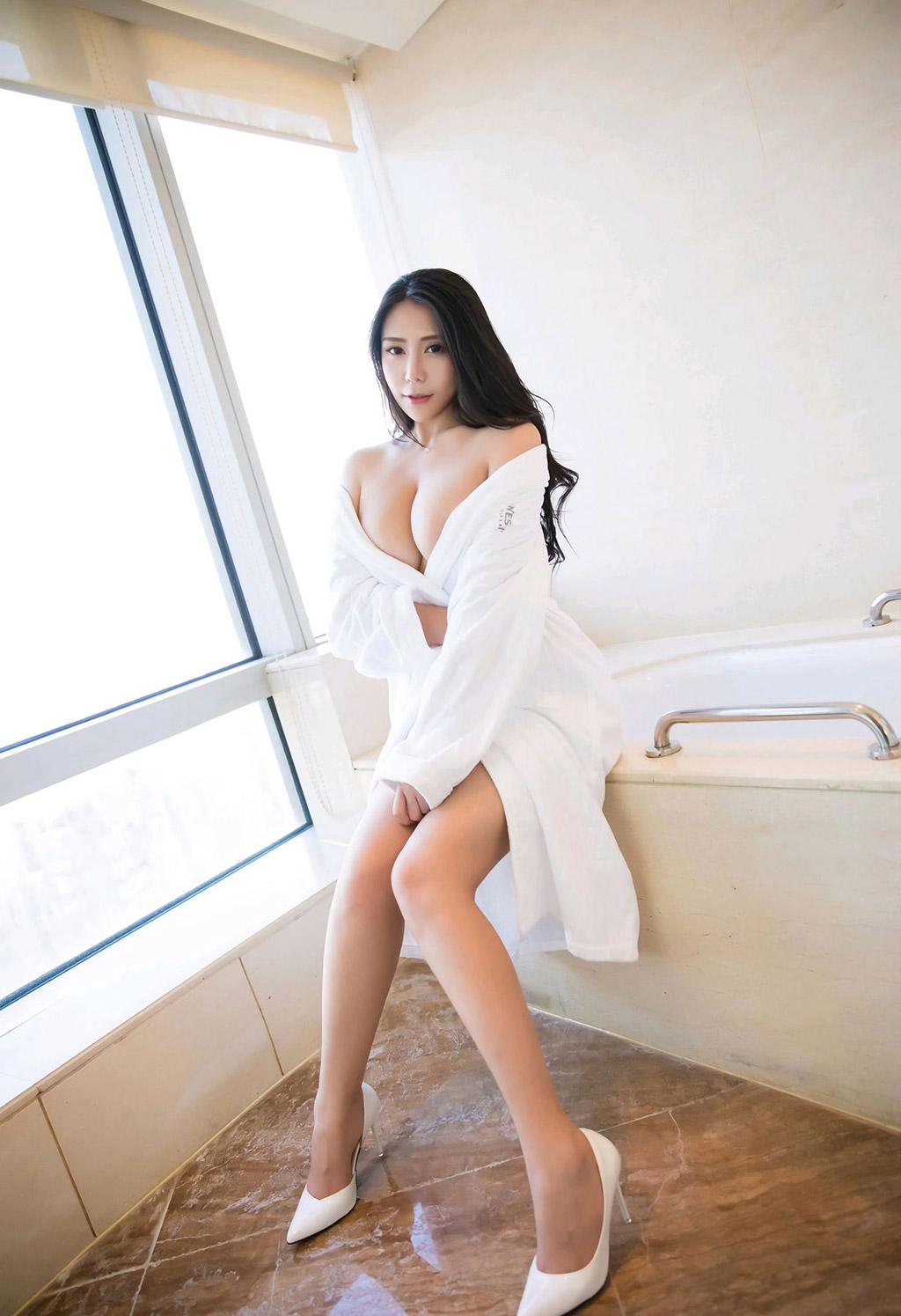 安可儿镂空内衣与浴袍下的完美巨乳