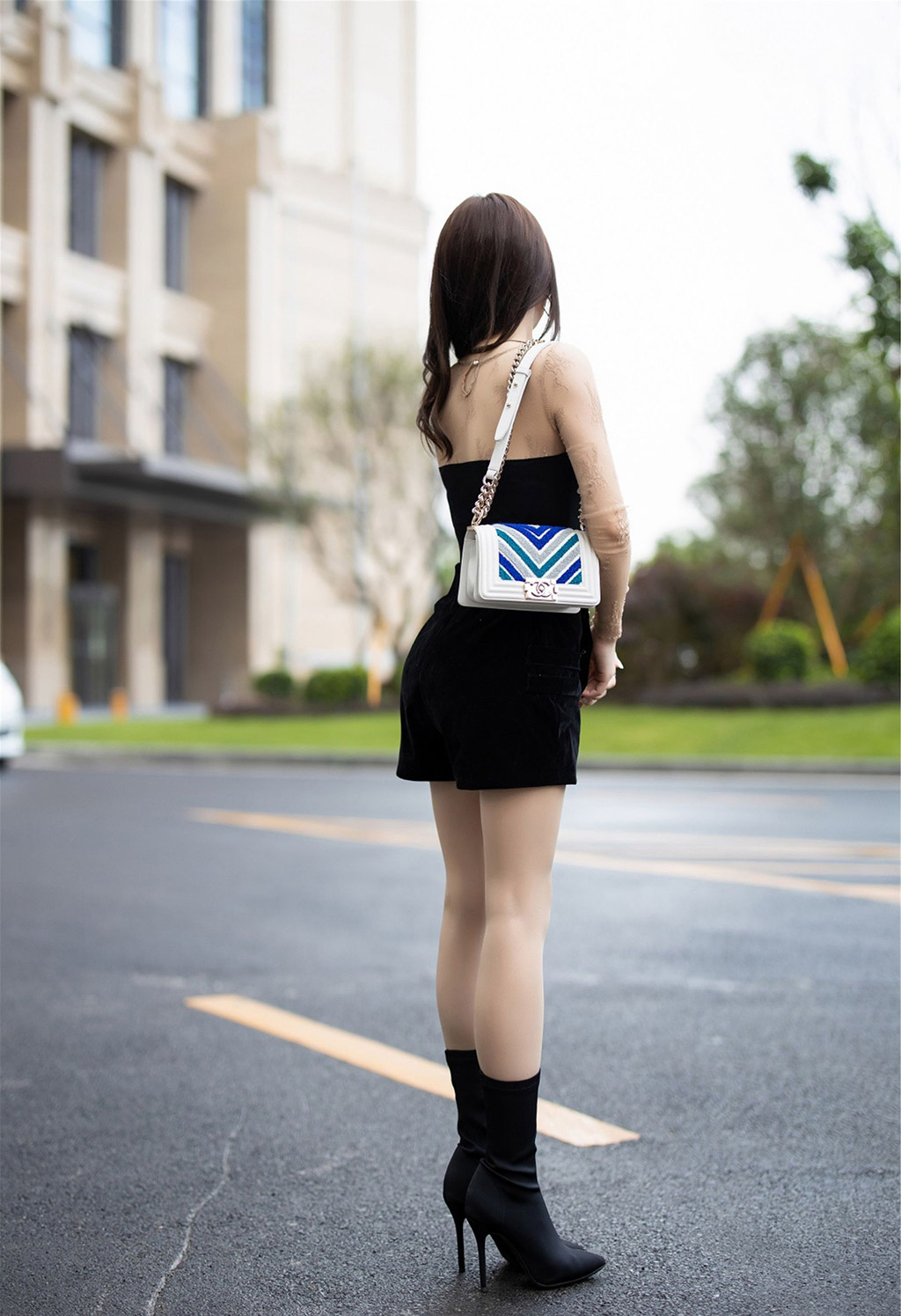 周于希Sandy层层深入的外景车拍系列