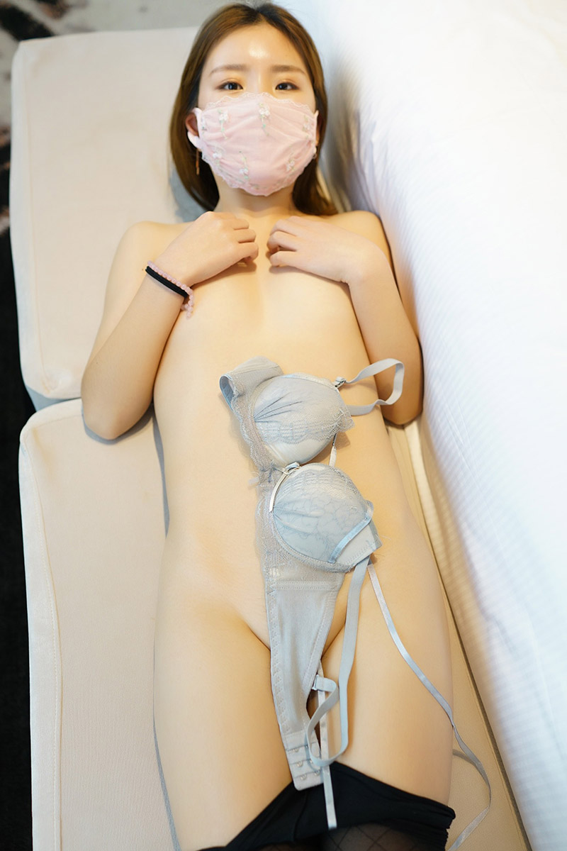 清纯美女蕾丝半透内衣勾勒出完美曲线