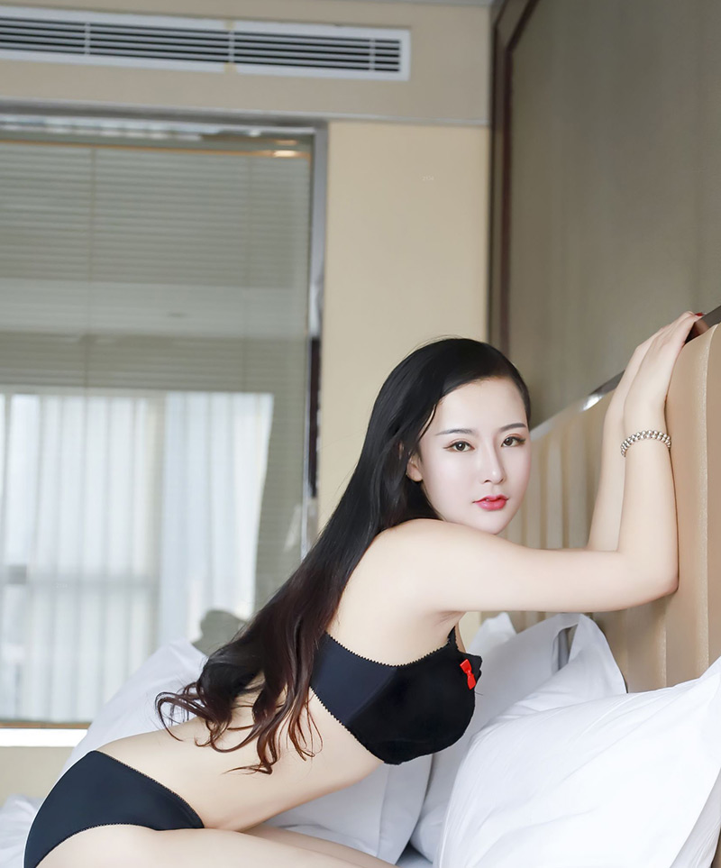 性感大胸美女娇艳红唇帮你心脏复苏