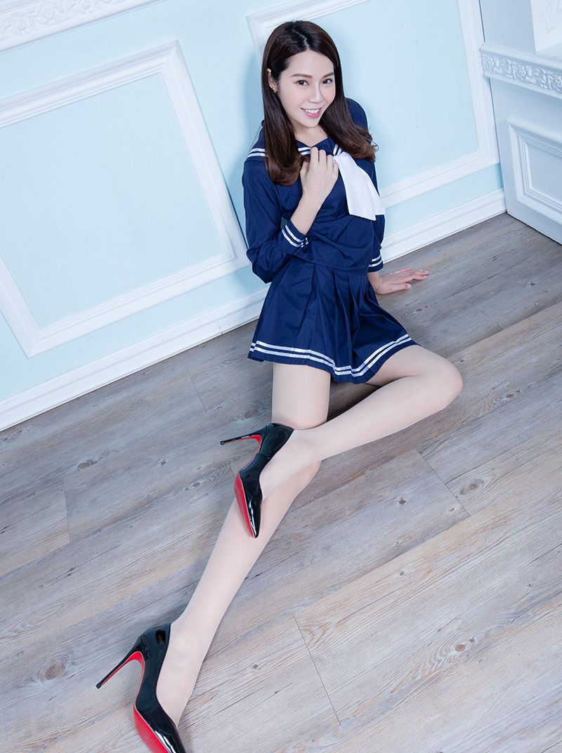 腿模Christine《水手服学生装黑丝套裙》 [Beautyleg] No.1573 写真集