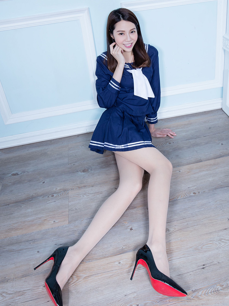 腿模Christine《水手服学生装黑丝套裙》 [Beautyleg] No.1573 写真集