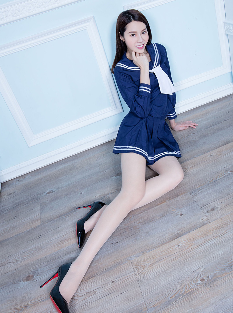 腿模Christine《水手服学生装黑丝套裙》 [Beautyleg] No.1573 写真集