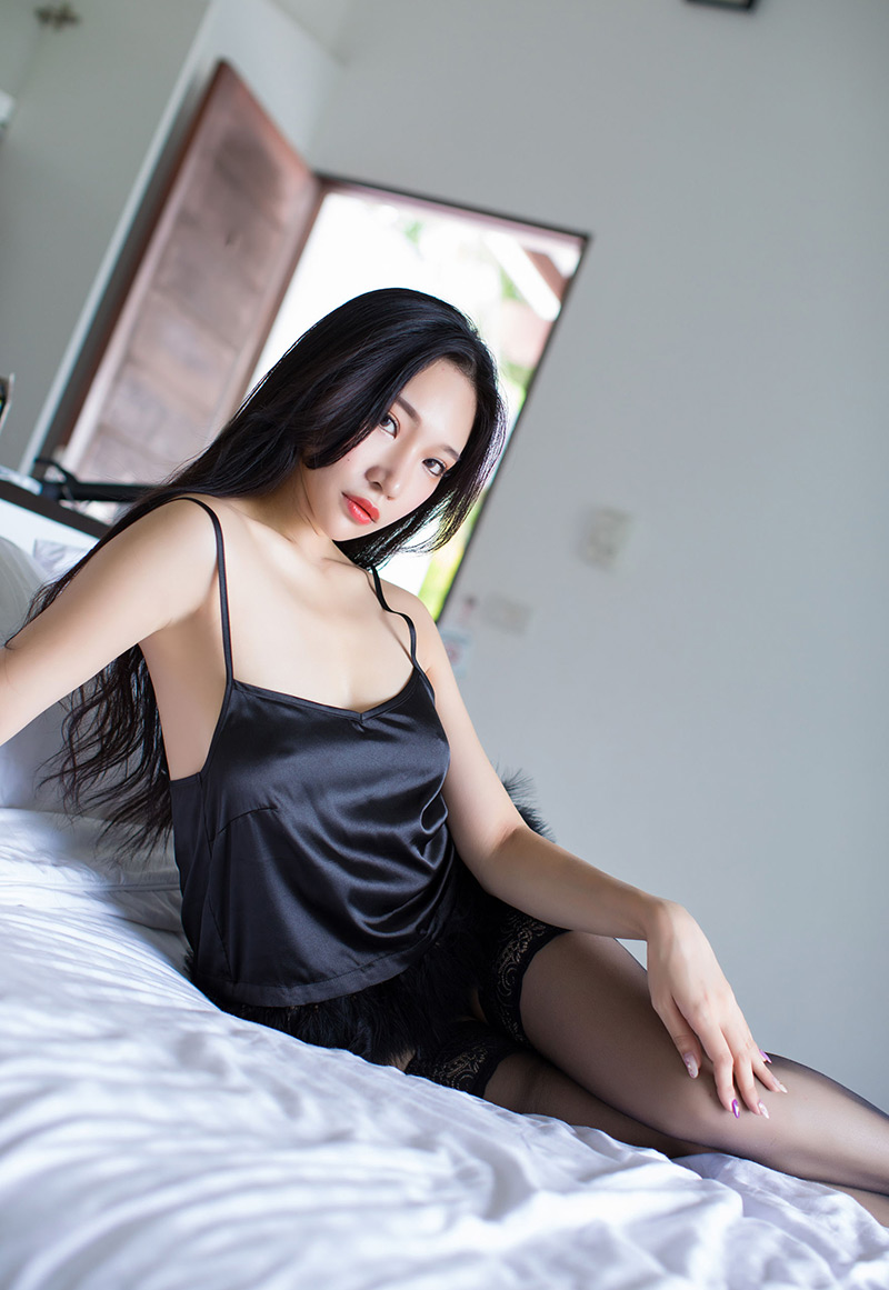 性感撩人小狐狸Sica极致诱惑的黑丝美腿