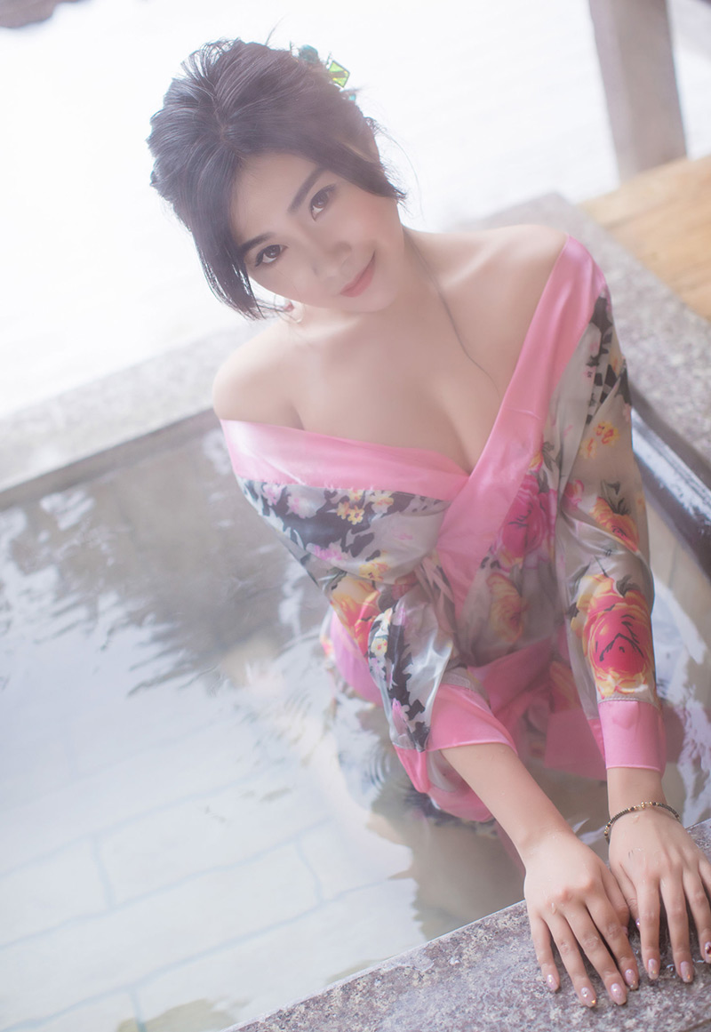 性感翘臀美女许诺Sabrina白色蕾丝美腿诱