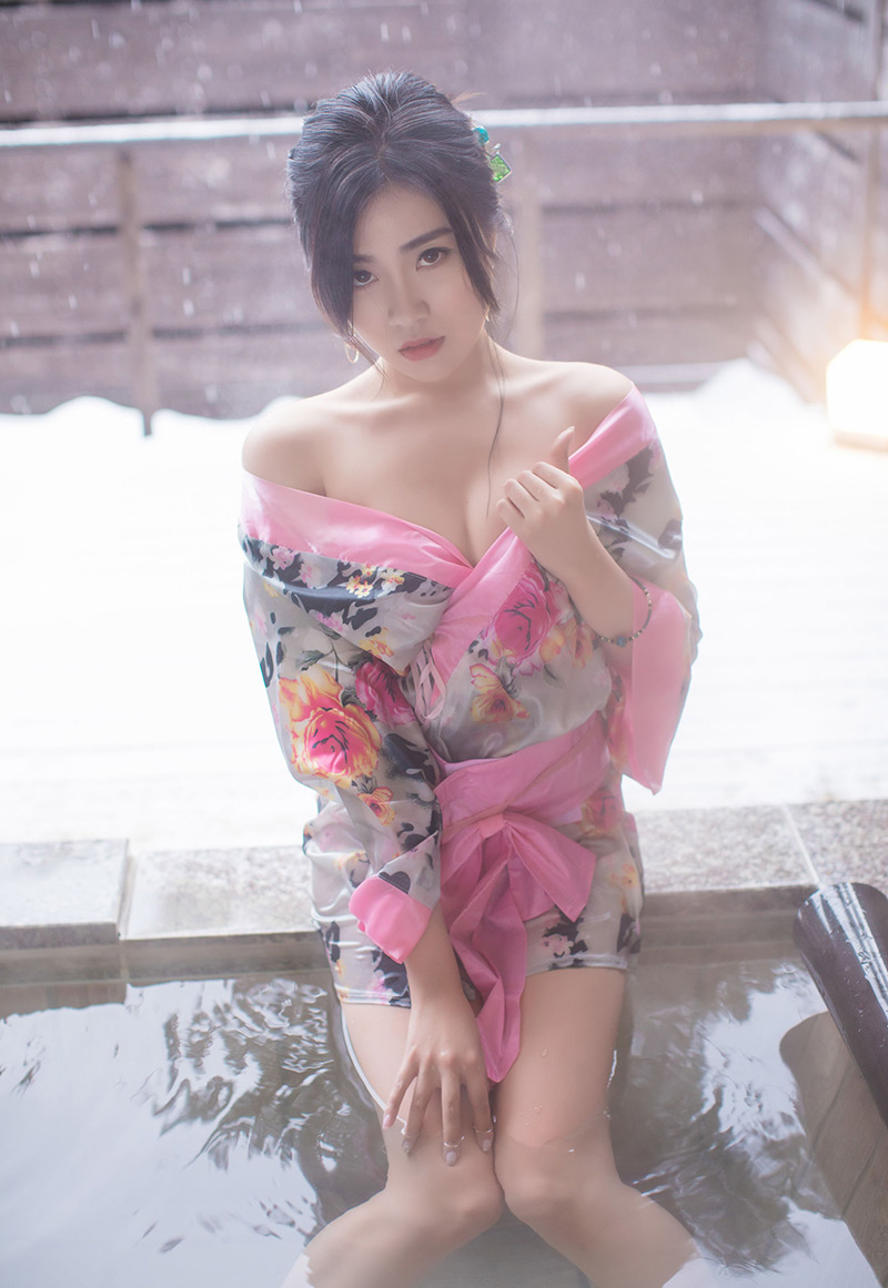 性感翘臀美女许诺Sabrina白色蕾丝美腿诱