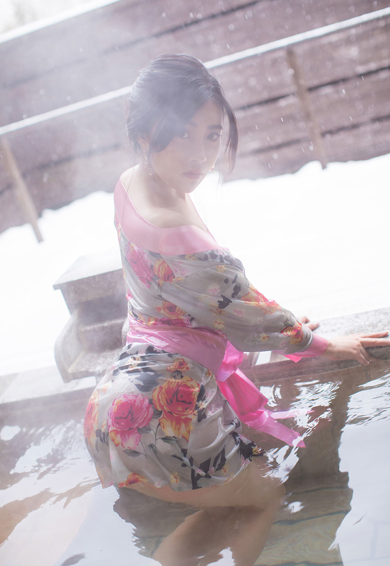 性感翘臀美女许诺Sabrina白色蕾丝美腿诱