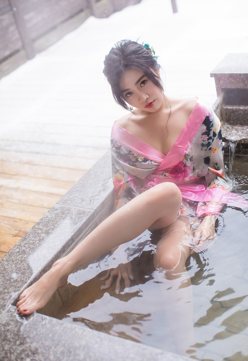 性感翘臀美女许诺Sabrina白色蕾丝美腿诱