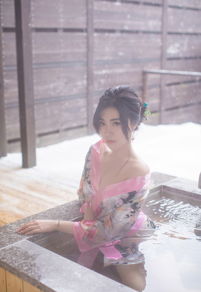 性感翘臀美女许诺Sabrina白色蕾丝美腿诱