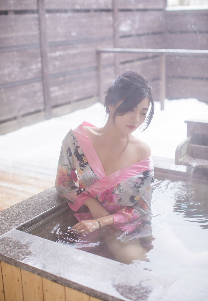 性感翘臀美女许诺Sabrina白色蕾丝美腿诱