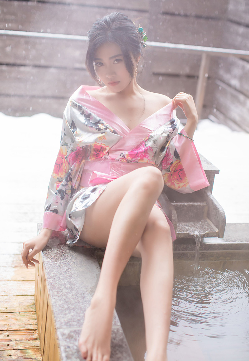 性感翘臀美女许诺Sabrina白色蕾丝美腿诱