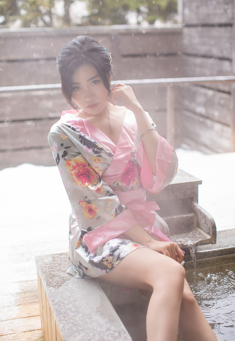 性感翘臀美女许诺Sabrina白色蕾丝美腿诱