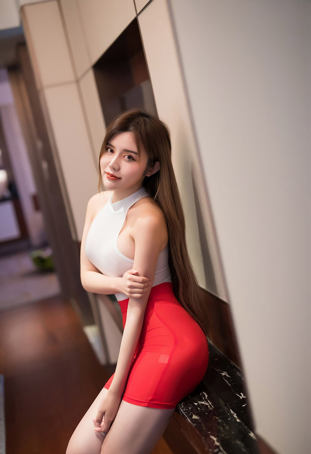 Cris卓娅祺高耸起伏的美胸与浑圆的臀部