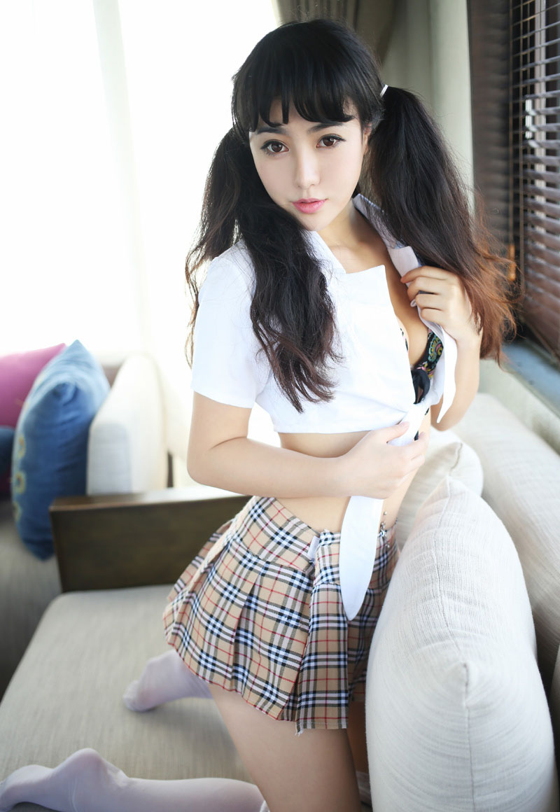 美女玛鲁娜学生妹制服写真图片