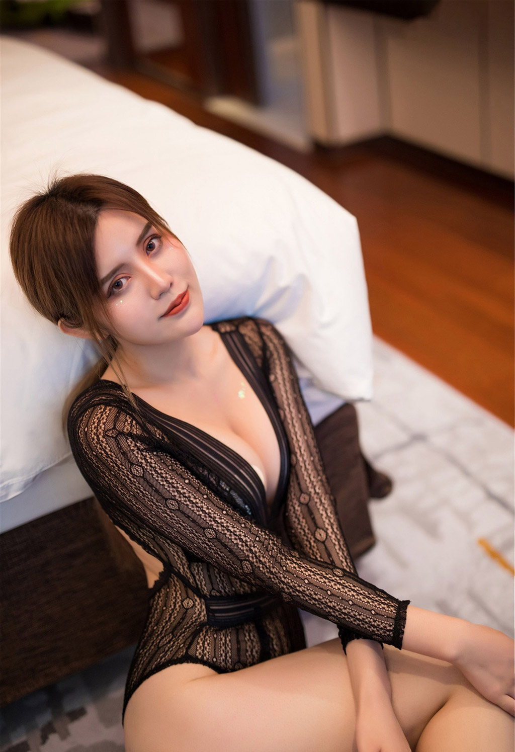 Cris卓娅祺胸与浑圆的臀部际线