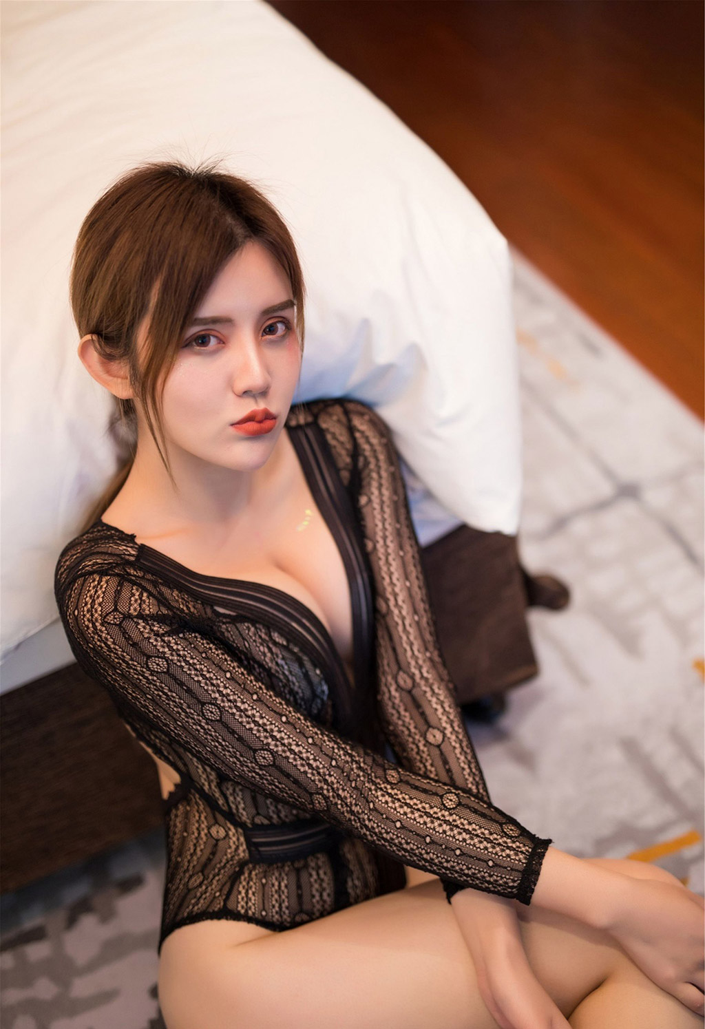 Cris卓娅祺胸与浑圆的臀部际线