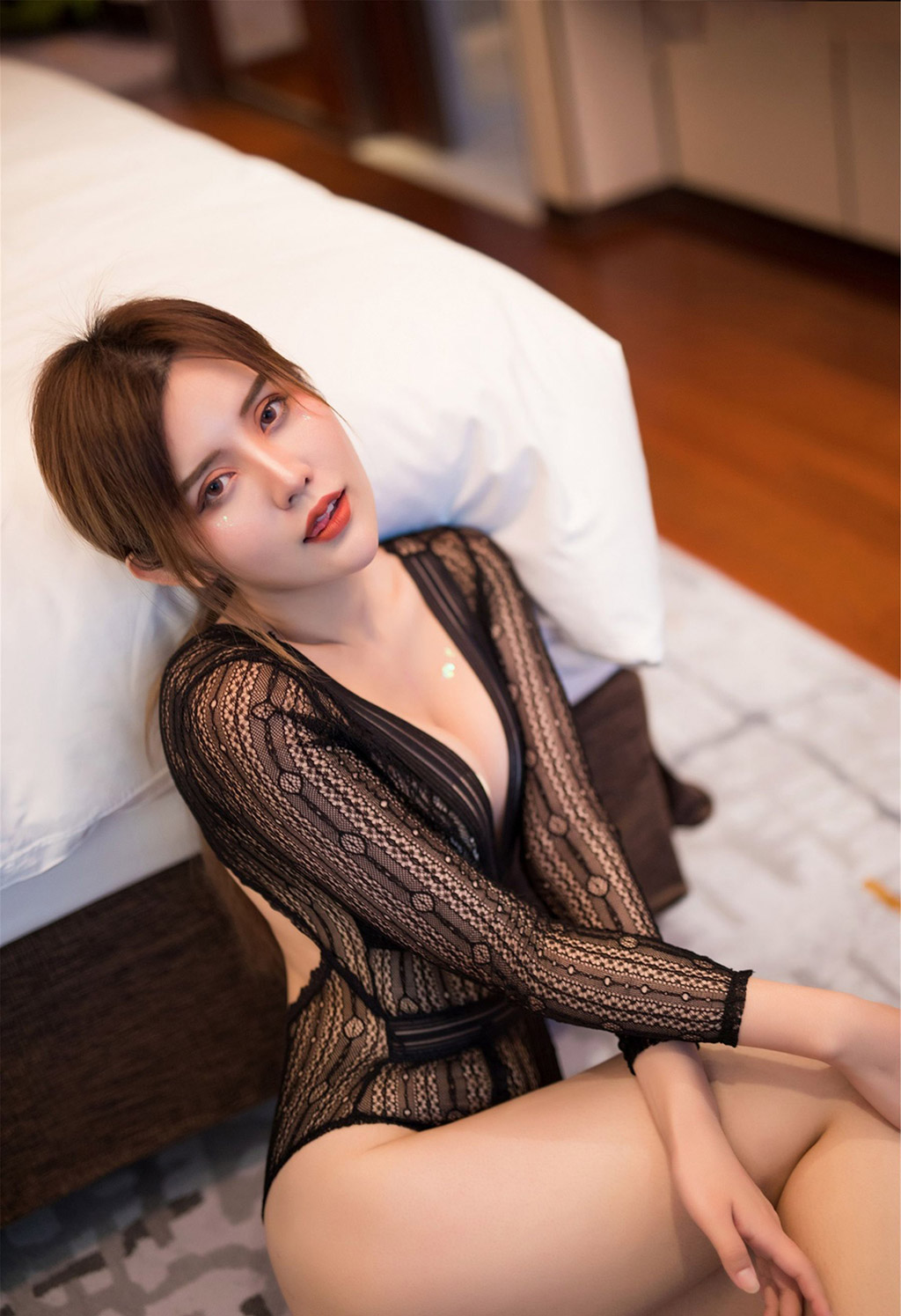 Cris卓娅祺胸与浑圆的臀部际线