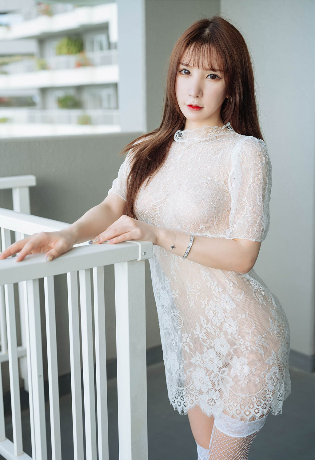 周于希Sandy精致的镂空内衣与蕾丝网袜