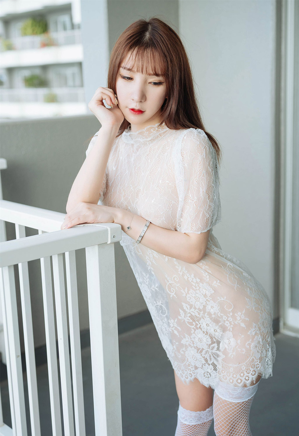 周于希Sandy精致的镂空内衣与蕾丝网袜