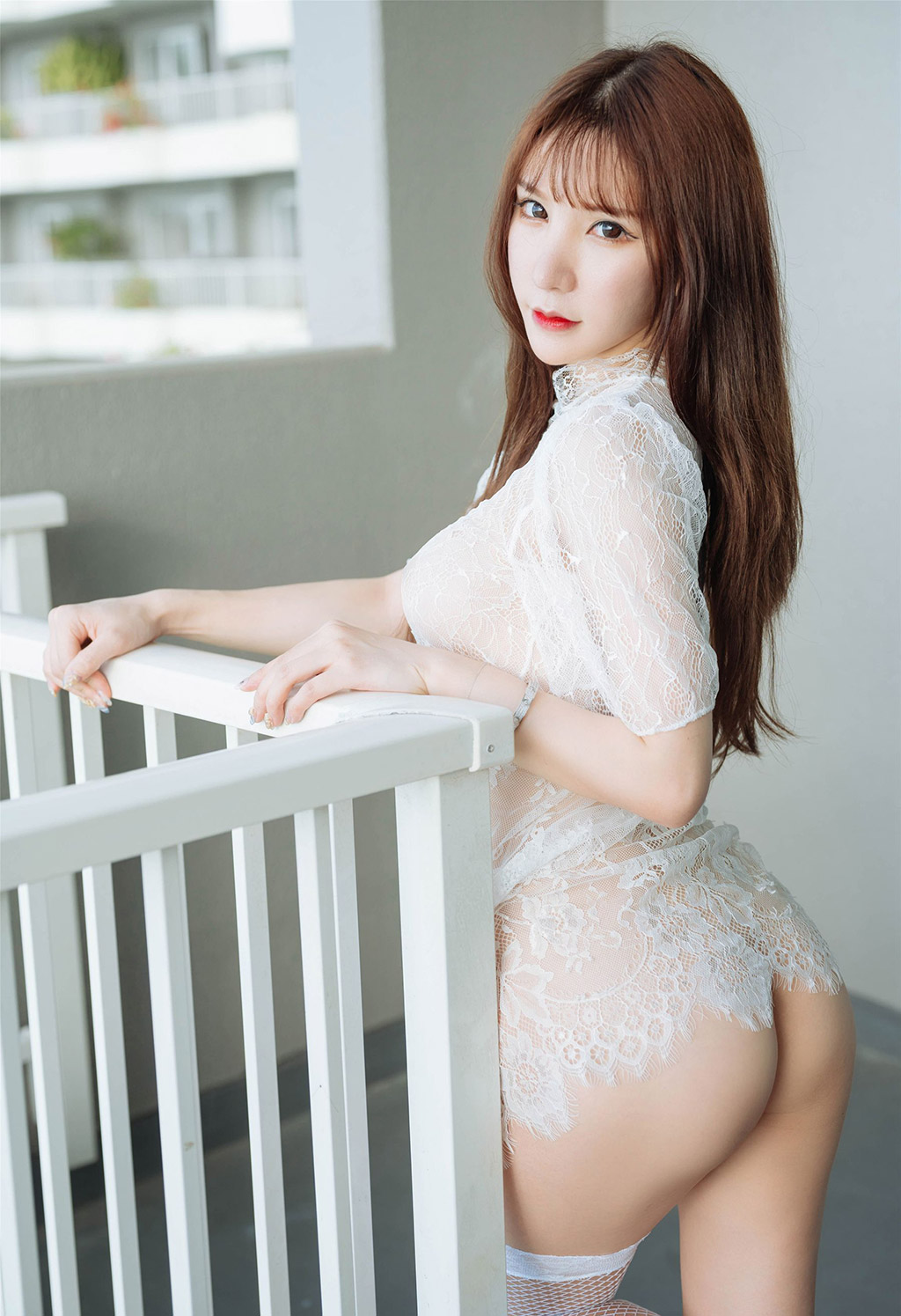 周于希Sandy精致的镂空内衣与蕾丝网袜