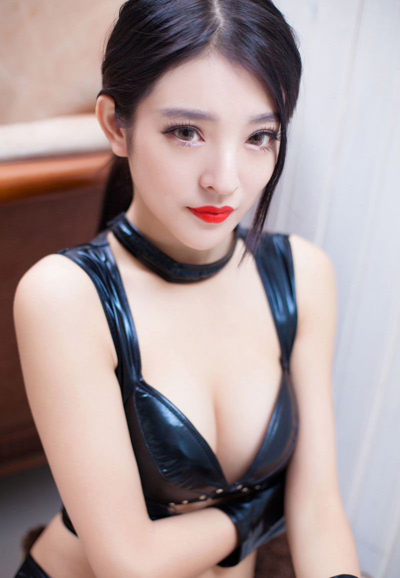 陈大榕热辣皮衣令人遐想连篇