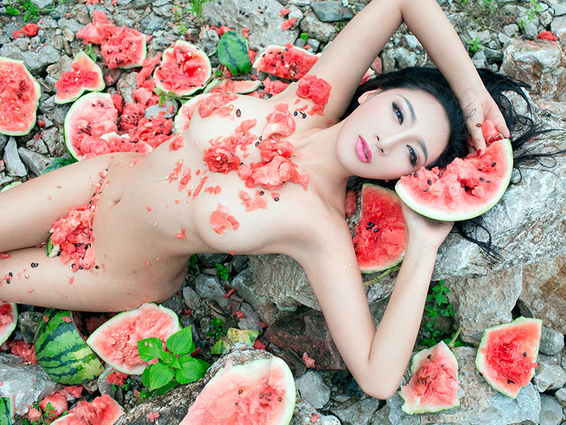 豪乳绝对诱人性感少妇私房写真大片