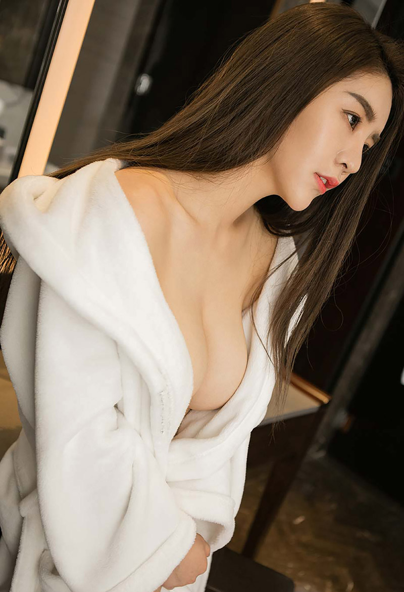 酥胸圆润坚挺!大眼白皙美女内衣写真图