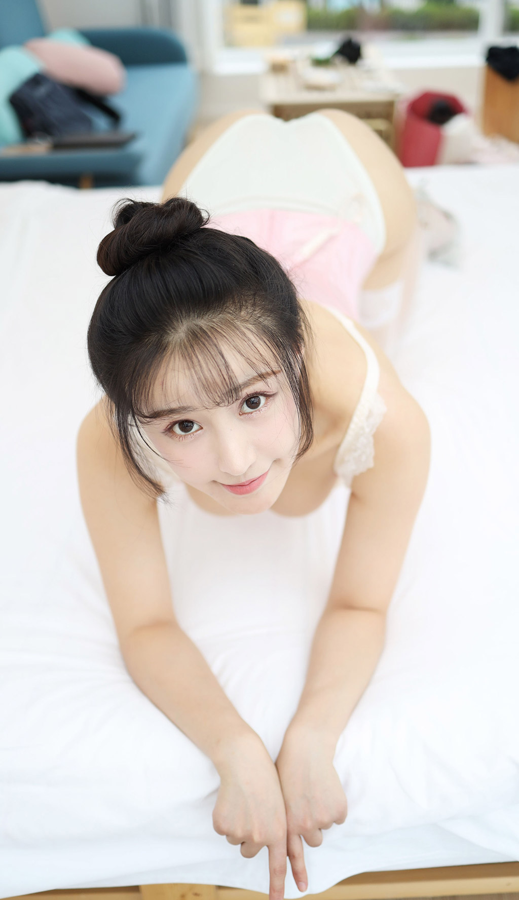 朱可儿精致镂空不失诱人之处的蕾丝内衣