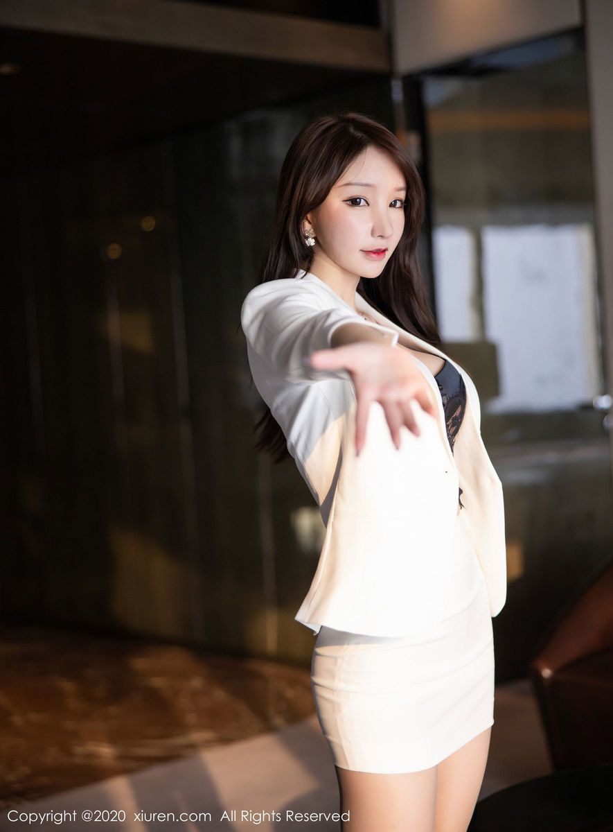 秀人网性感女神周于希Sandy霸气女总裁职场OL制服装扮写真