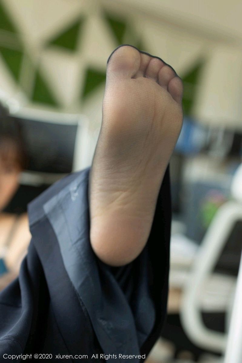 秀人网美女模特陆萱萱黑丝玉足职场OL制服诱惑美妙性感写真