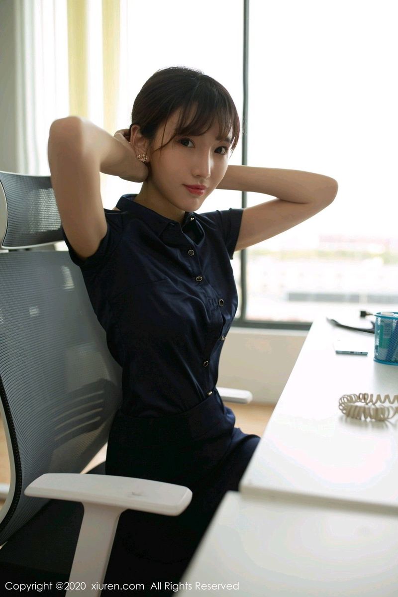 秀人网美女模特陆萱萱黑丝玉足职场OL制服诱惑美妙性感写真