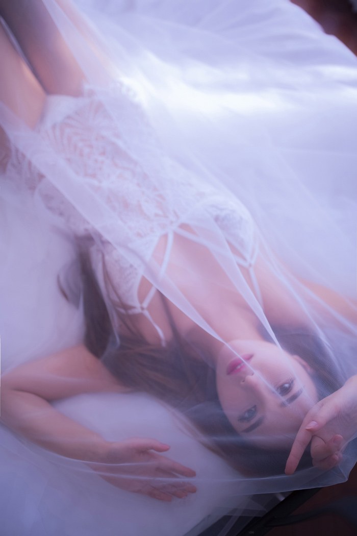 奶油少女镂空纱裙下白嫩娇躯让人垂涎