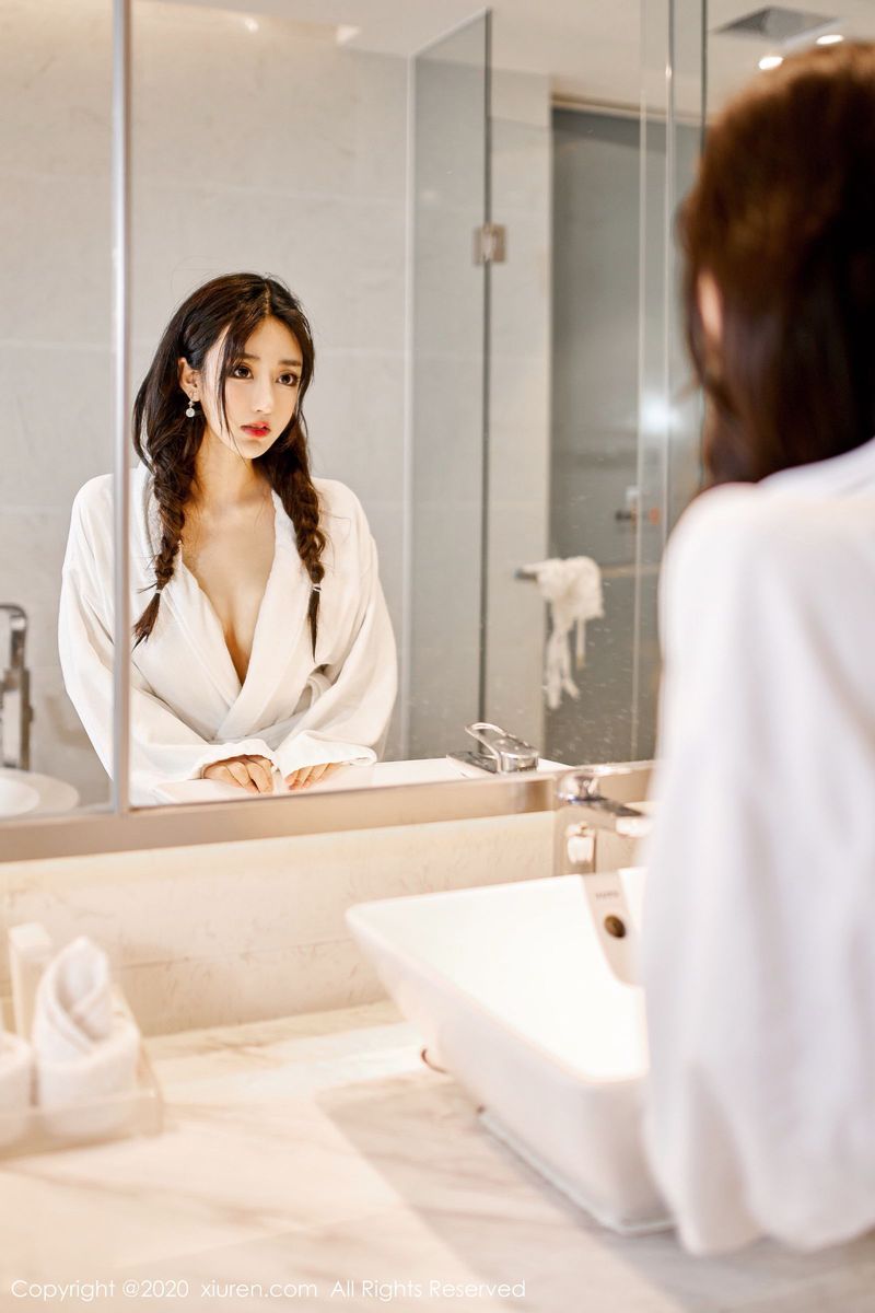 秀人网美女模特Betty林子欣浴室美腿湿身诱惑三亚性感旅拍