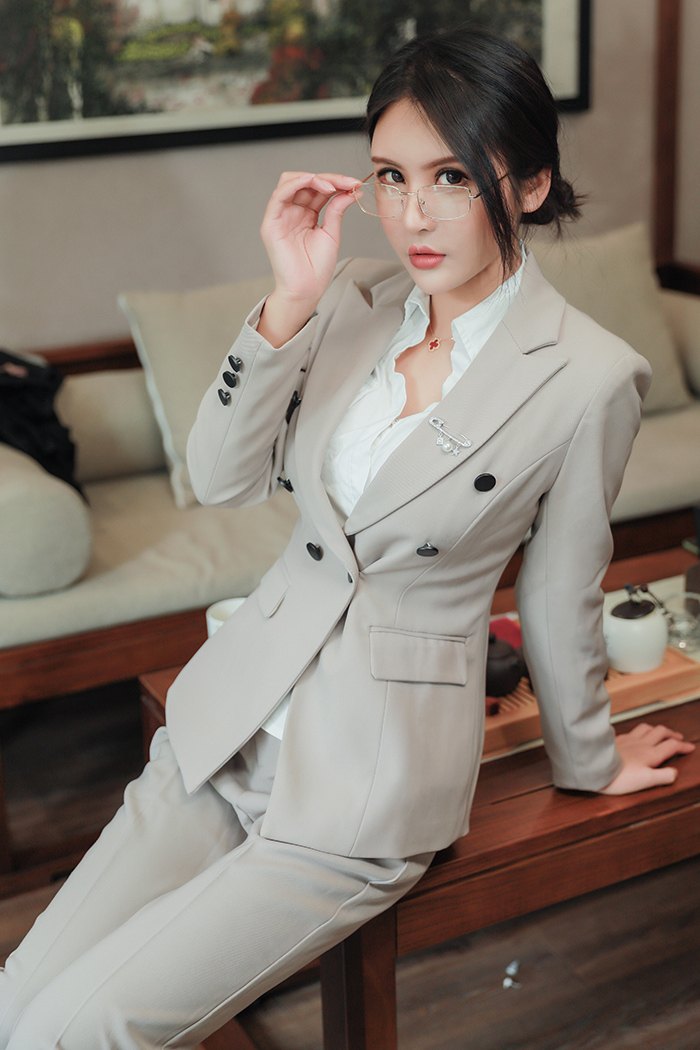 极品小秘书Emily无内丝袜包臀露酥胸