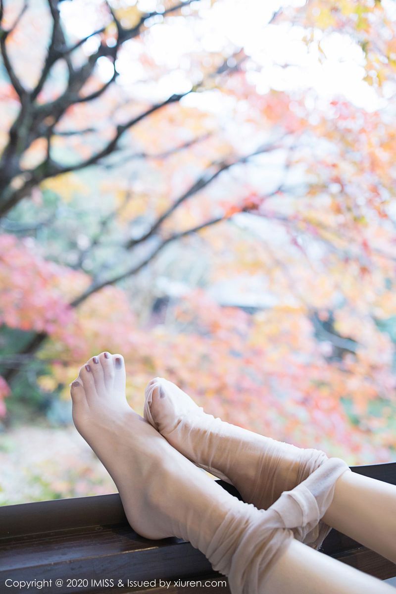 爱蜜社性感女神小狐狸Sica丝袜美腿+紫色内衣极致魅惑写真