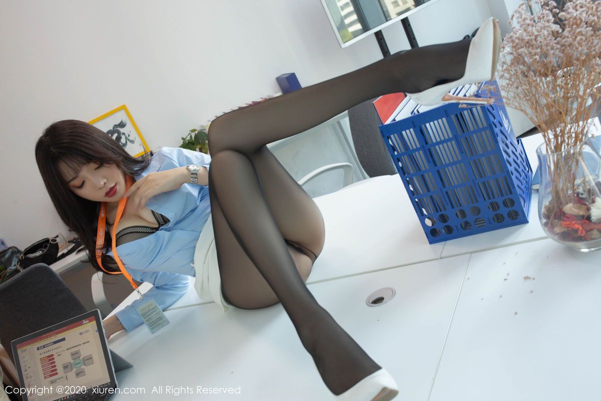 秀人网性感女神芝芝Booty办公室蓝色职业装扮职场OL主题写真
